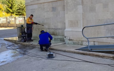 Počeli radovi na crkvenim vratima